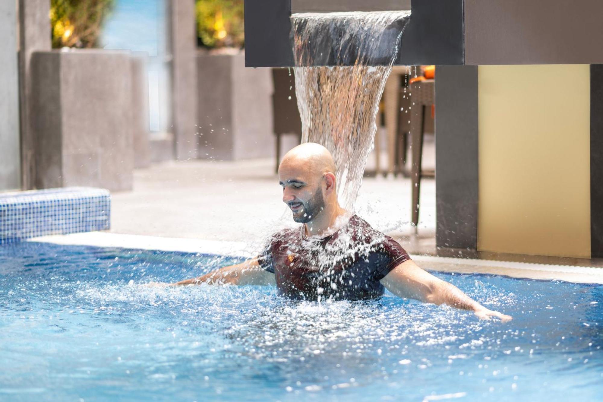 Delta Hotels By Marriott City Center Ad-Dauha Zewnętrze zdjęcie A man swimming in a pool