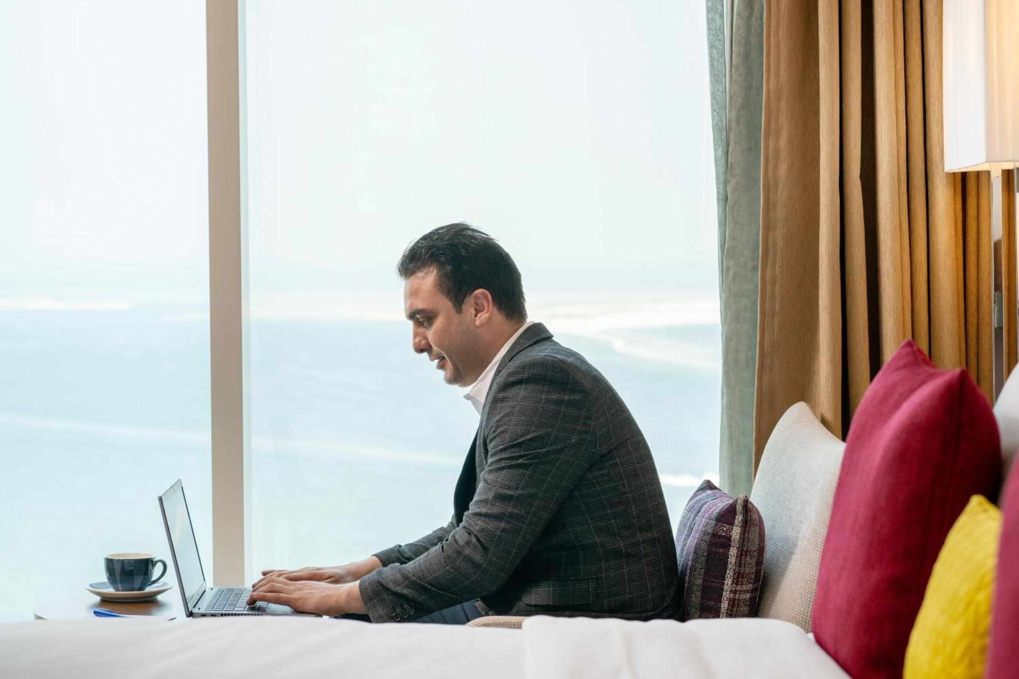 Delta Hotels By Marriott City Center Ad-Dauha Zewnętrze zdjęcie A businessman working on a laptop