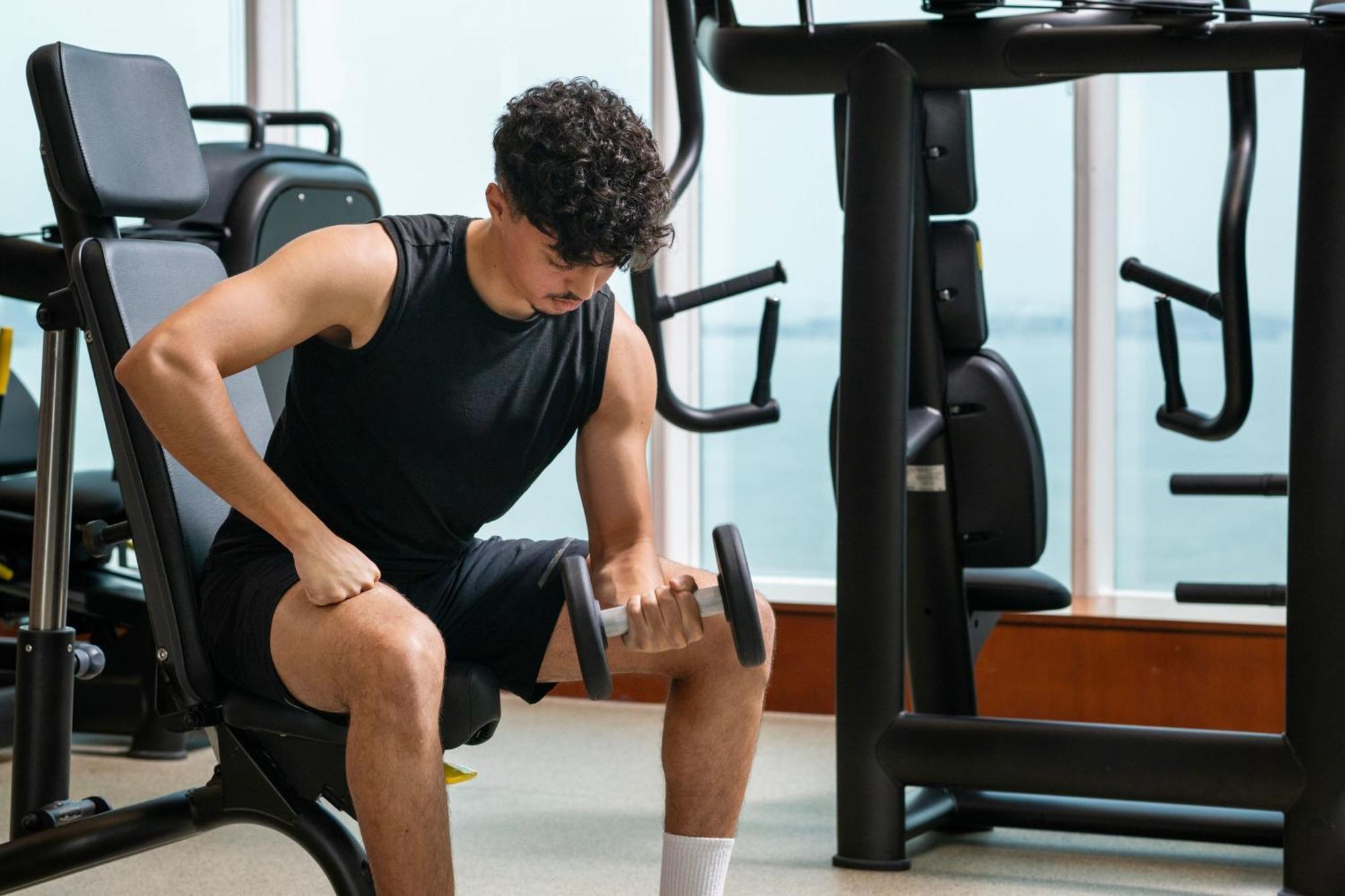 Delta Hotels By Marriott City Center Ad-Dauha Zewnętrze zdjęcie A man lifting weights