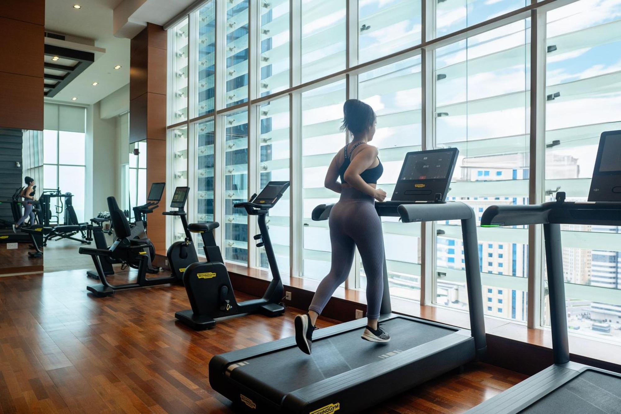 Delta Hotels By Marriott City Center Ad-Dauha Zewnętrze zdjęcie A woman exercising on a treadmill