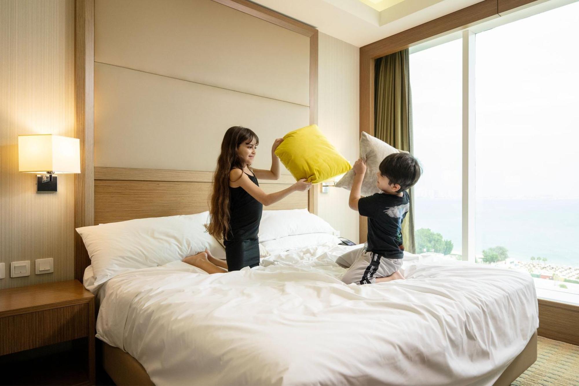 Delta Hotels By Marriott City Center Ad-Dauha Zewnętrze zdjęcie A pillow fight