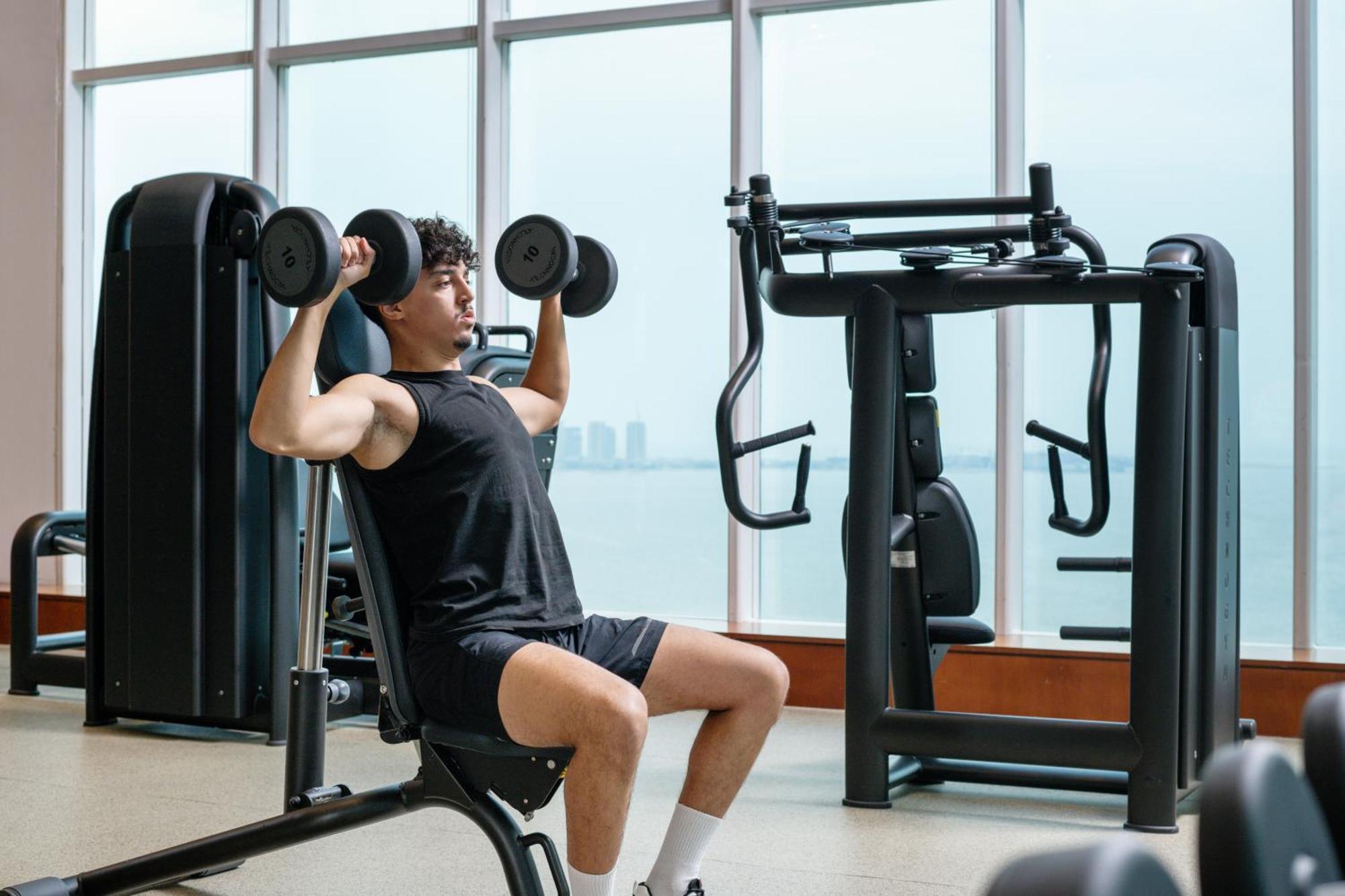 Delta Hotels By Marriott City Center Ad-Dauha Zewnętrze zdjęcie A man lifting weights