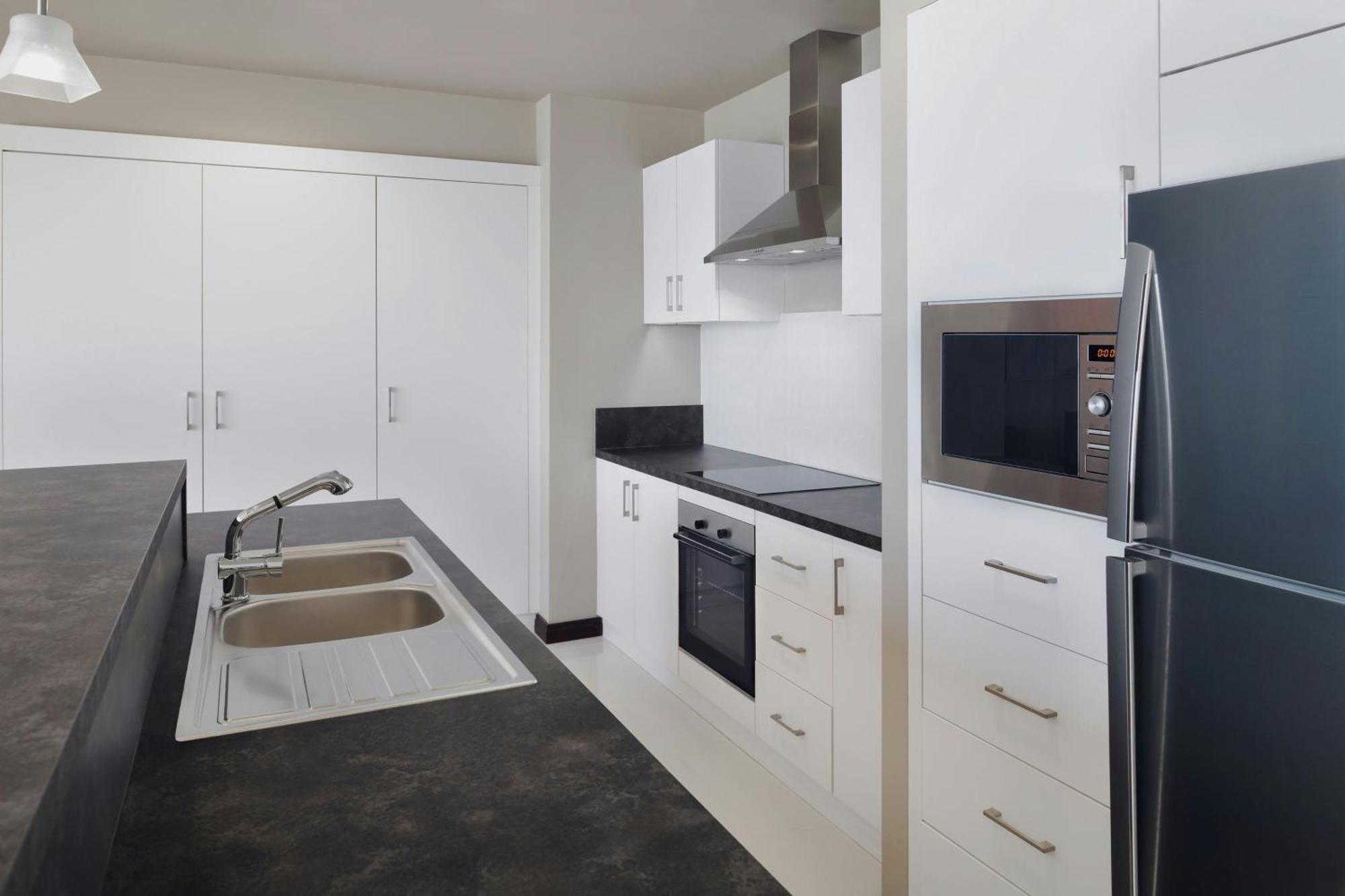 Delta Hotels By Marriott City Center Ad-Dauha Zewnętrze zdjęcie A typical kitchen in a student apartment